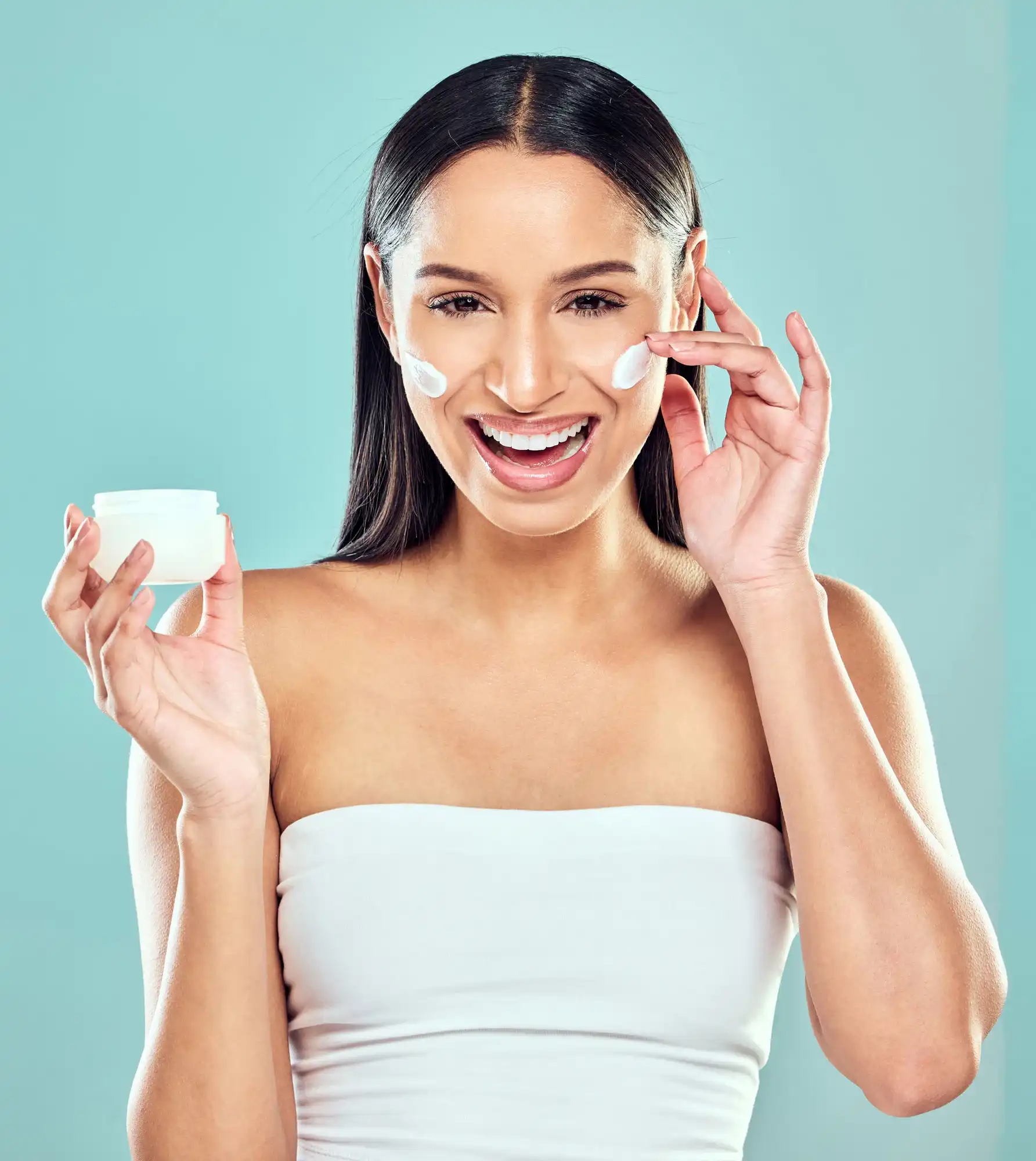 Paciente feliz aplicando tratamiento facial